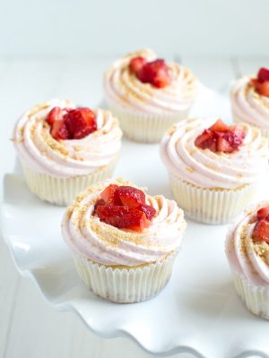 Apfelkuchen-Cupcakes mit Vanille-Buttercreme Zuckerguss - Spoonful of Flavor