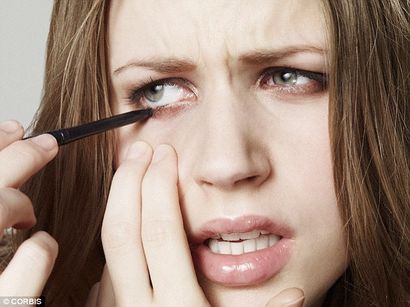 L'application de maquillage à l'intérieur du couvercle peut déclencher des infections et des troubles de la vision, Daily Mail