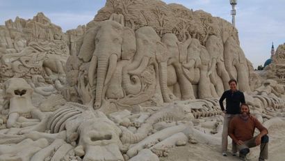 Les artistes créent des sculptures à couper le souffle avec un peu plus de sable et de l'eau, Nouvelles Fox