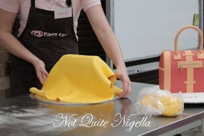 Un guide étape par étape pour faire votre propre sac à main Designer gâteau, Planète gâteau @ Pas tout à fait Nigella