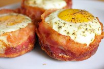Bacon oeufs, tasses de petit pain Divertissement - Recette facile de petit déjeuner