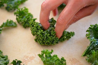 Cuit au four Croustilles de chou frisé - Nom Nom Paleo®