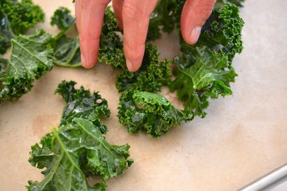 Cuit au four Croustilles de chou frisé - Nom Nom Paleo®