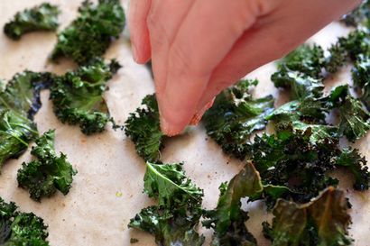 Cuit au four Croustilles de chou frisé - Nom Nom Paleo®