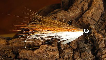 Tonneau plein de Bucktails, Global Flyfisher, certains de ces mouches sont parmi les plus connus de