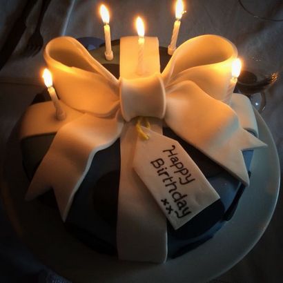 Cadeau d'anniversaire de décoration de gâteau Tutorial, Charlotte - cuisine est animé