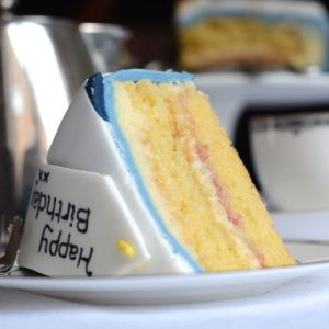 Cadeau d'anniversaire de décoration de gâteau Tutorial, Charlotte - cuisine est animé