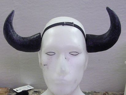 Les cornes de bison et les oreilles sur un bandeau élastique 4 étapes