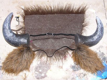 Les cornes de bison et les oreilles sur un bandeau élastique 4 étapes