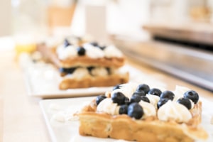 Gaufres aux bleuets au citron Curd et fromage à la crème Glaçage •