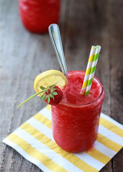 Boozy Strawberry Lemonade Slushies - Küche Vertrag