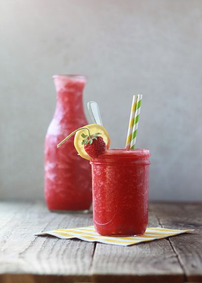 Boozy Strawberry Lemonade Slushies - Küche Vertrag