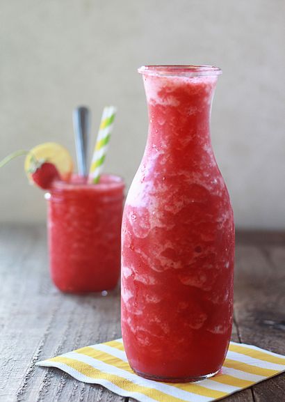 Boozy Strawberry Lemonade Slushies - Küche Vertrag