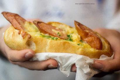 Petit déjeuner en chambre - Dads aiment trop Mozzarella, des oeufs et Kransky Rolls, My Kitchen Stories