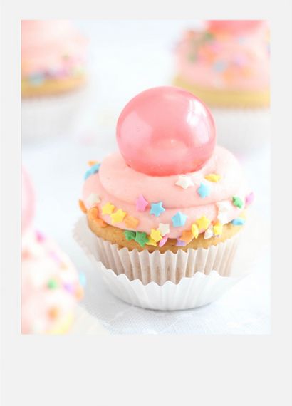 Bubble Gum Frosting Cupcakes mit Gelatine Bubbles, Streuen Bakes