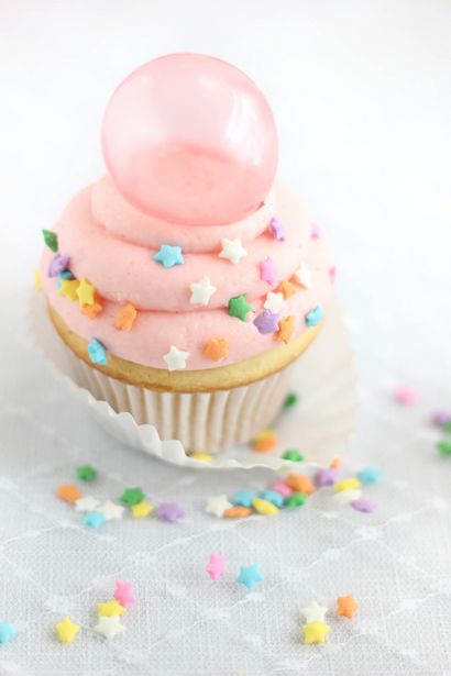 Bubble Gum Frosting Cupcakes mit Gelatine Bubbles, Streuen Bakes