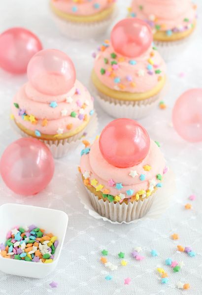 Bubble Gum Frosting Cupcakes mit Gelatine Bubbles, Streuen Bakes