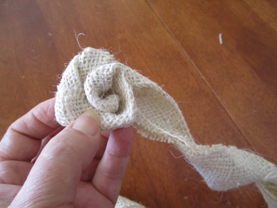 Fleurs Jute (comment faire des fleurs roulées en toile de jute) Fleurs Burlap