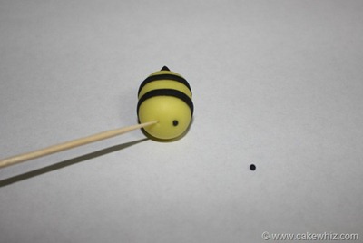 Gâteau avec Fondant marguerites et Bumble Bee