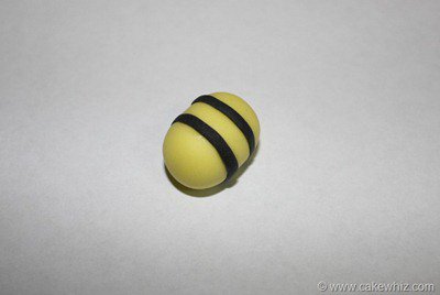 Gâteau avec Fondant marguerites et Bumble Bee