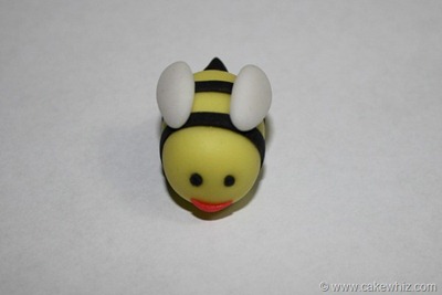 Gâteau avec Fondant marguerites et Bumble Bee