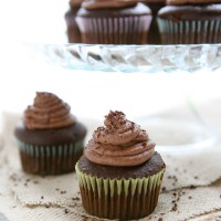 Caramel Rempli Petits gâteaux au chocolat avec crème au beurre au chocolat