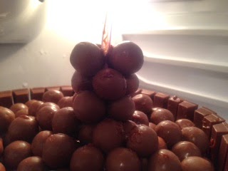 Caroline Makes flottant Malteser gâteau pour Comic Relief