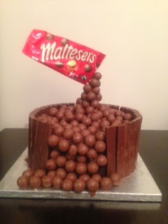 Caroline Makes flottant Malteser gâteau pour Comic Relief