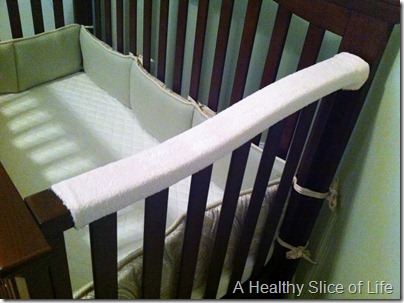 Chewing sur Crib Rails Notre solution, une tranche de vie saine