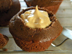 Petits gâteaux au chocolat au caramel avec un tutoriel sur la façon de remplir Cupcakes, la cannelle Spice - Everything Nice