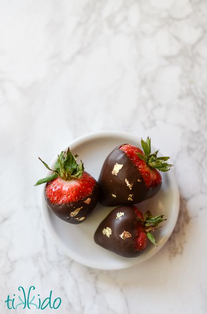 Schokolade überzogene Erdbeeren mit Blattgold