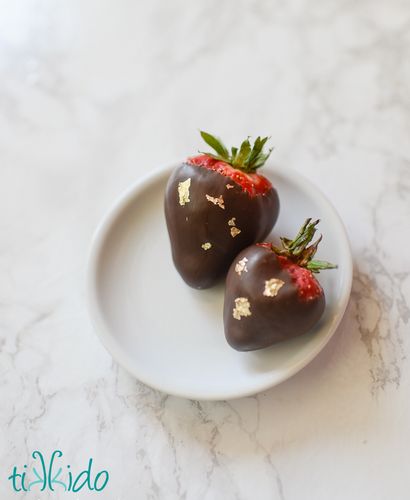 Schokolade überzogene Erdbeeren mit Blattgold