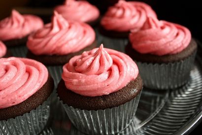 Schokoladen-Kuchen mit Himbeer-Buttercreme - Komplett Köstlicher