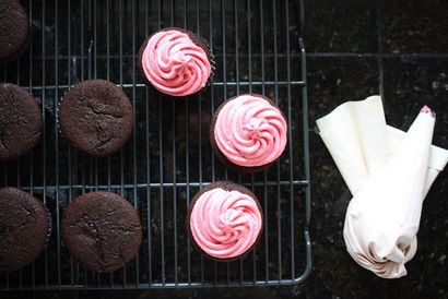 Petits gâteaux au chocolat aux framboises - Crème au beurre complètement délicieux