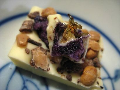 Chocomize Weiße Schokolade mit kandierten Veilchen Blüten, Honig Geröstete Sojabohnen, Toffee und