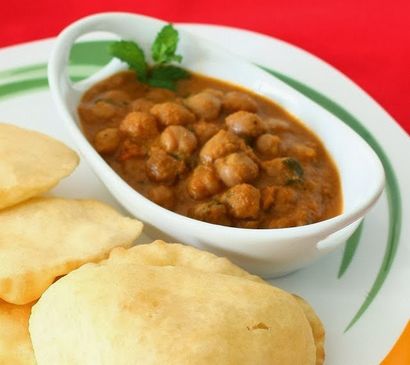 Chole bhature recette, aussi connu comme Chole Puri, Punjabi bhature