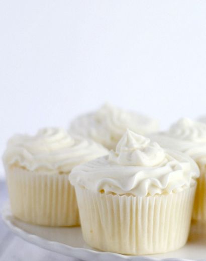 Petits gâteaux classiques blanc avec la crème au beurre Glaçage - Baker Bettie