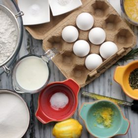 Petits gâteaux classiques blanc avec la crème au beurre Glaçage - Baker Bettie