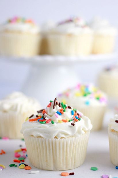 Klassische, weiße Cupcakes mit Buttercreme Zuckerguss - Baker Bettie