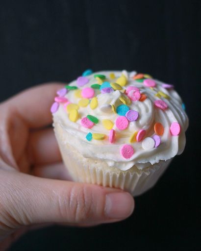 Klassische, weiße Cupcakes mit Buttercreme Zuckerguss - Baker Bettie