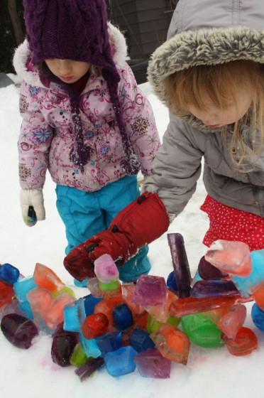 Farbige Eis-Skulpturen im Schnee - Happy Hooligans