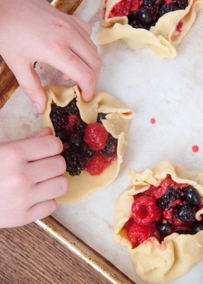 Kochen mit Freunden zu machen Gebäck aus Scratch, durch essen