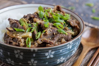 Faites cuire la Corée! Donnez votre avis et Bulgogi Dupbap (Beef coréenne de soja Ail sur le riz)