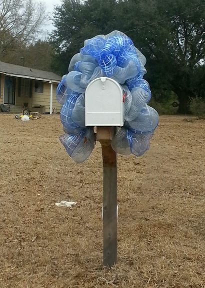 Craftin in Mississippi DIY Deco Mesh-Mailbox Swag