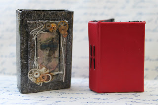 Crafty Bitz Tutorial - Comment faire une couverture de livre Altered matchbox & amp; livre Mini (de Bitz) Crafty Bitz Tutorial - Comment faire une couverture de livre Altered matchbox & amp; Mini-livre