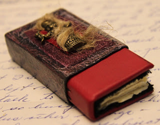 Crafty Bitz Tutorial - Comment faire une couverture de livre Altered matchbox & amp; Mini-livre