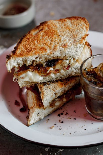lard croustillant - brie sandwich au fromage grillé avec des oignons caramélisés - Simply Delicious