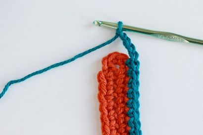 Crochet-A-Day Bracelet crochet avec un bouton, la marque et prend