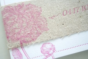 planchettes decoupage en papier Amy Butler pour l'organisation de documents dans l'atelier de couture