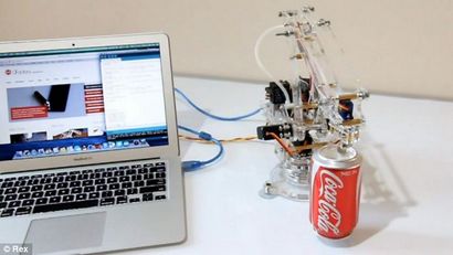 travail de bureau vient de se paresseuses Mini bras robotisé peut vous servir un verre, aller chercher les petits objets et même jouer